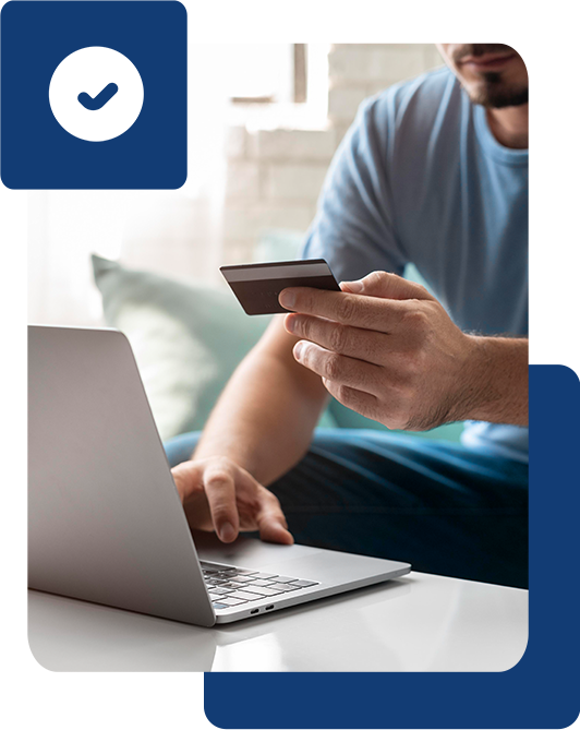 Pessoa usando laptop com cartão de crédito