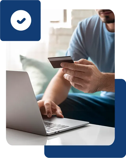 Pessoa usando laptop com cartão de crédito